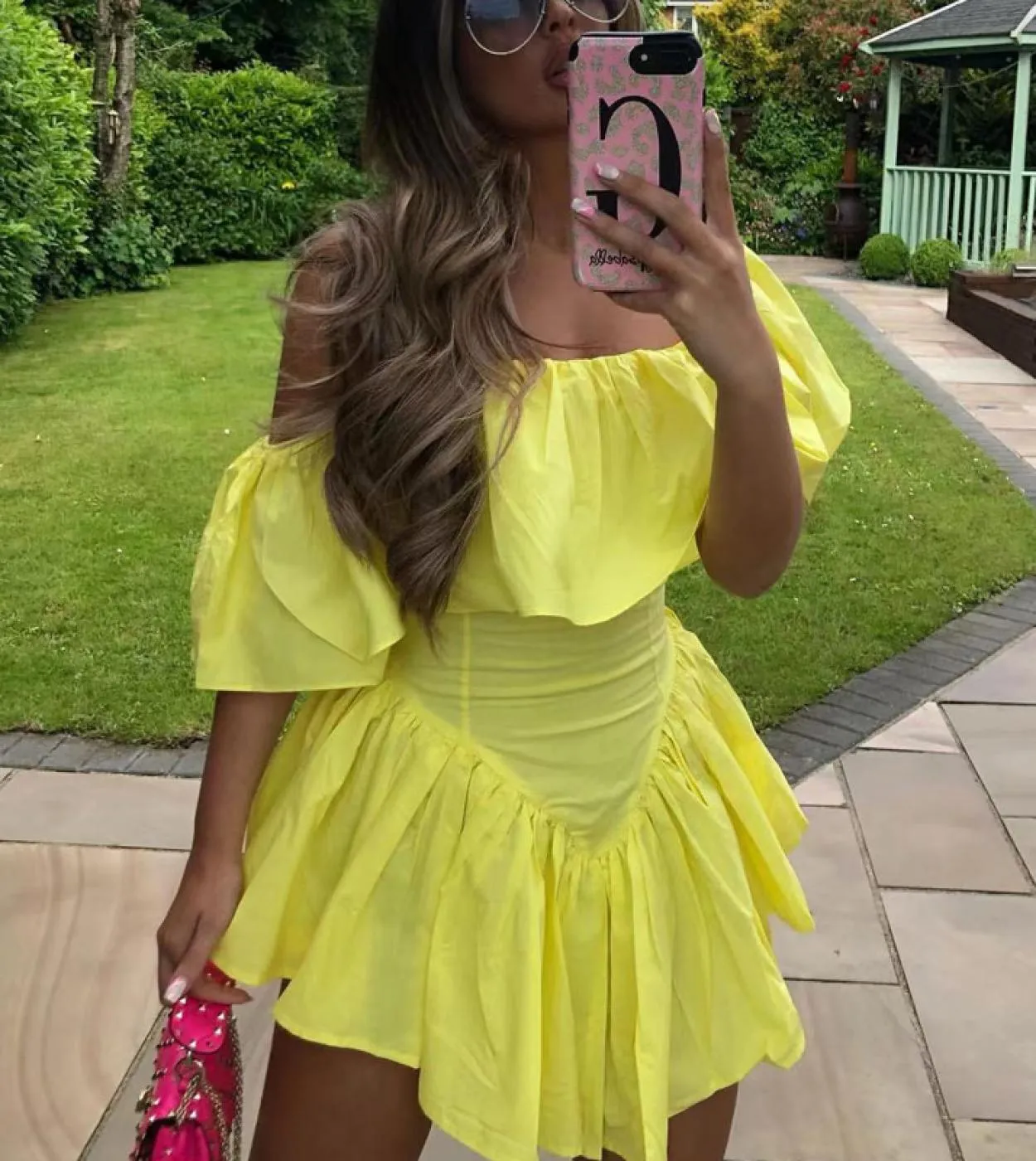 Abito da donna elegante con scollo a barchetta 2023 Fashion Ruffle Solido irregolare Abito a trapezio con spalle scoperte Mini D