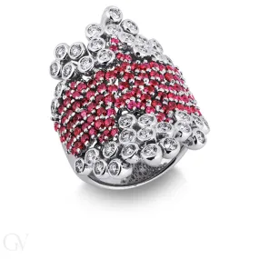 Anello in oro bianco 18k con diamanti e rubini nella fascia centrale