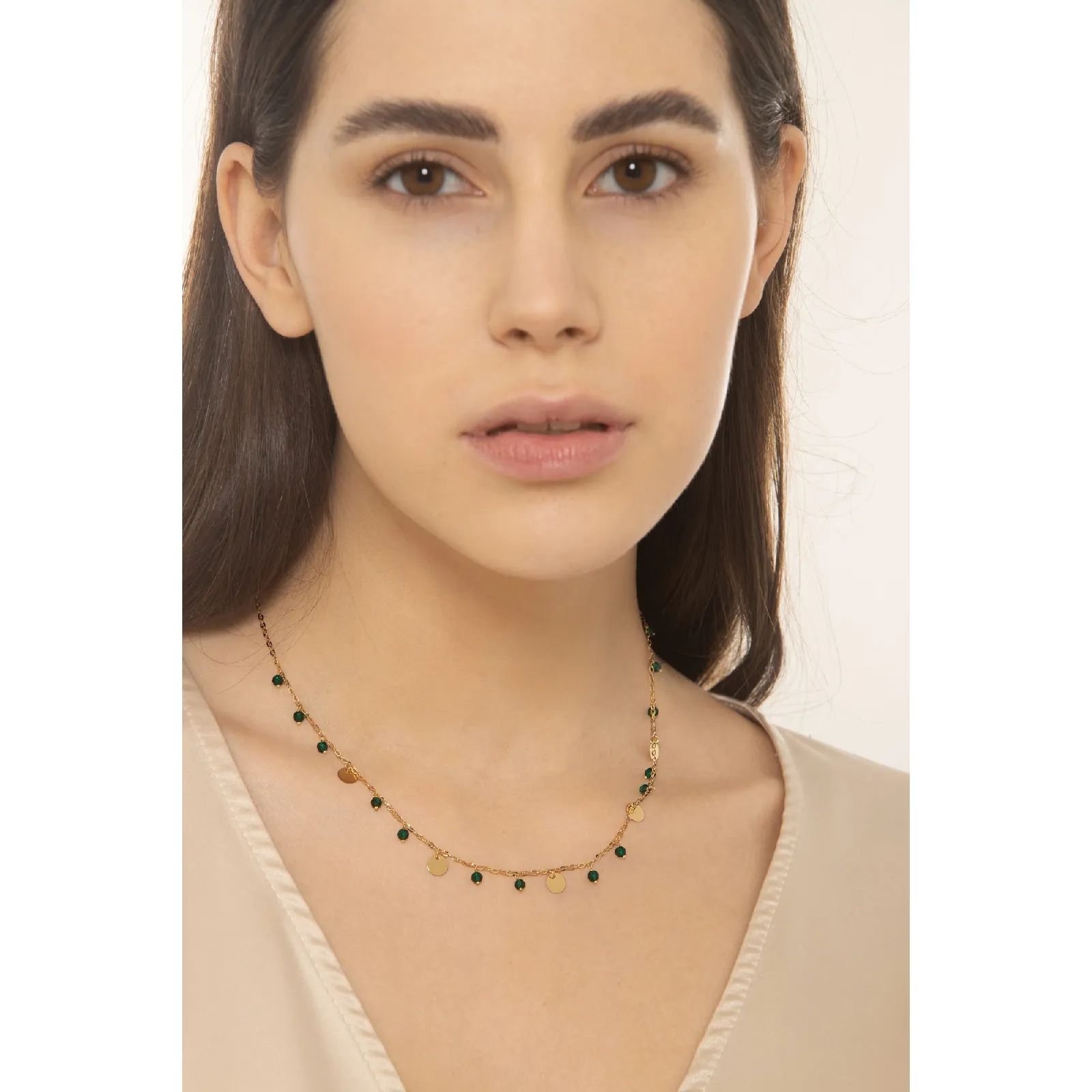 Collana in oro giallo 18k con pendenti e perline verdi