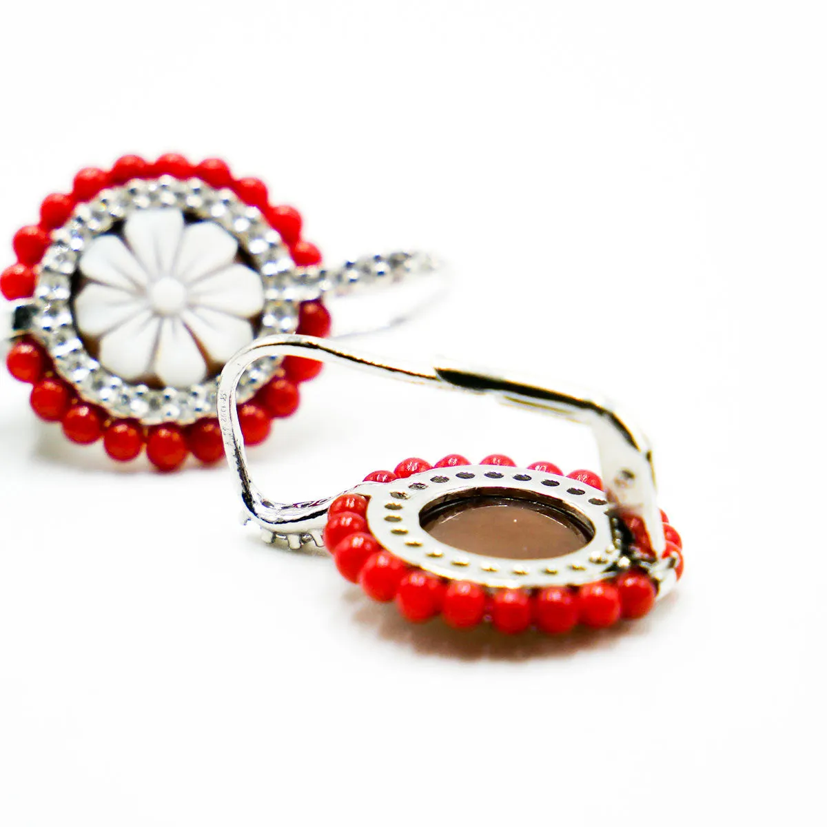 Orecchini a monachella con corallo rosso, zirconi e cammeo
