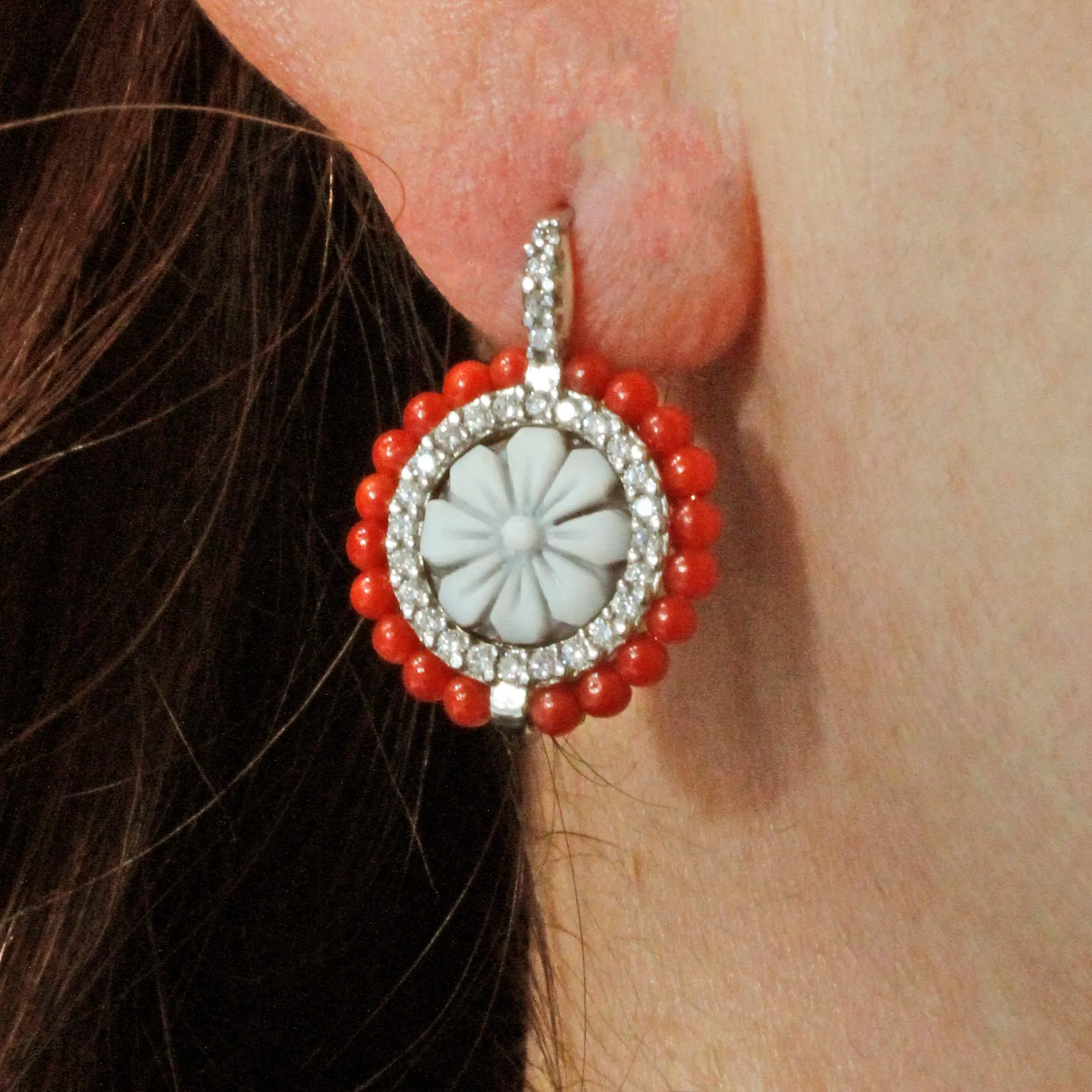 Orecchini a monachella con corallo rosso, zirconi e cammeo