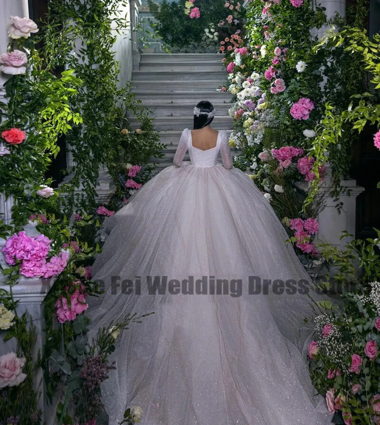 Splendidi abiti da sposa da donna a maniche lunghe Una serie scintillante Tulle Princess Abiti da sposa Robe Backless Mariee Boh