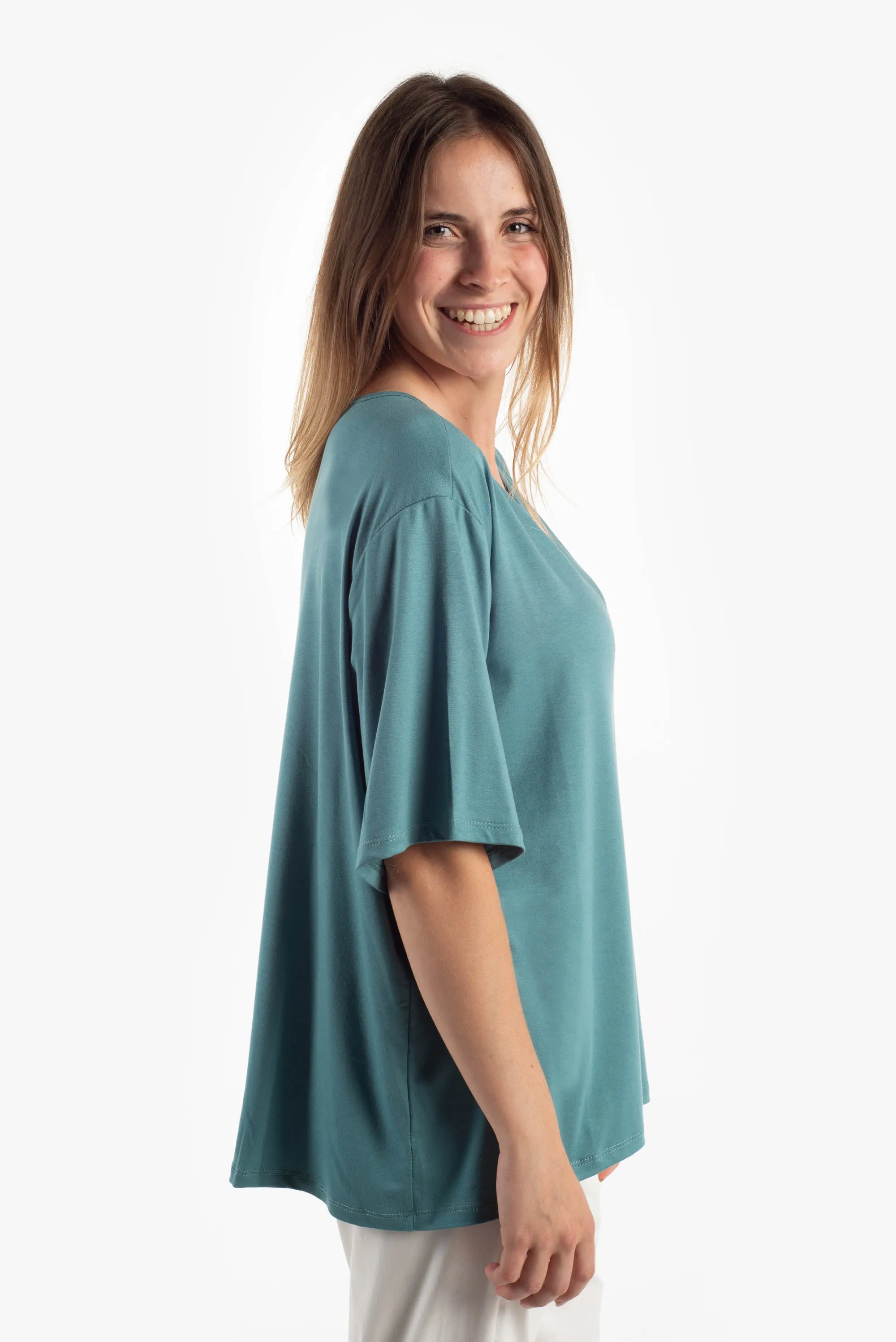 T-shirt over a manica corta scollata a V